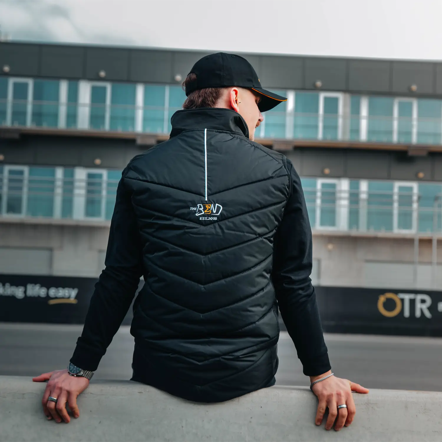 The Bend - Vest - Black